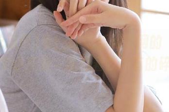 看！17吃瓜网官网的‘收藏’像个小黑洞，吸引着我所有的碎嘴！