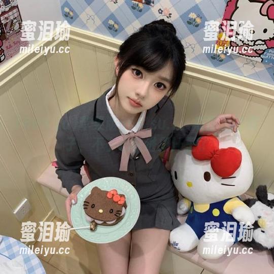 苹果版668.su.1：瓜田里的桃子，不小心跌进果汁里了
