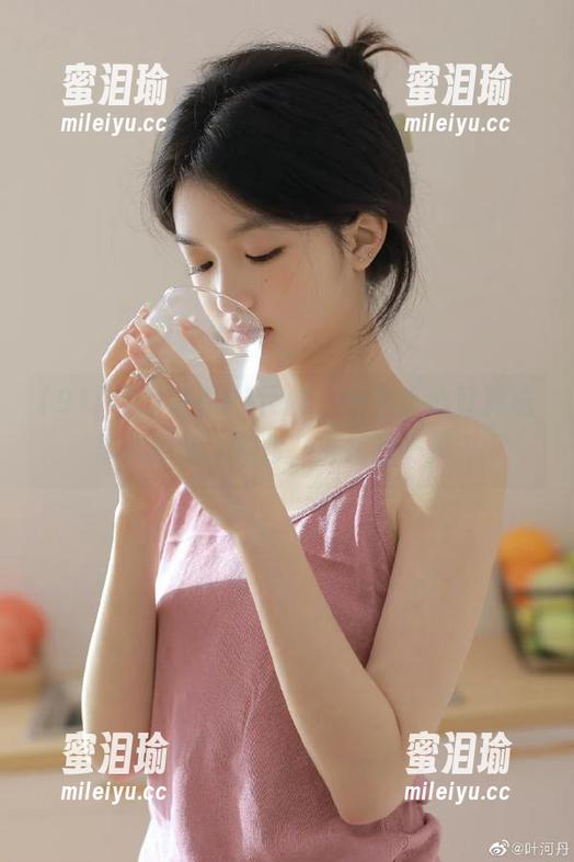 观看91网爆，一不小心就掉进黑料深渊，救命，谁拉我一把？