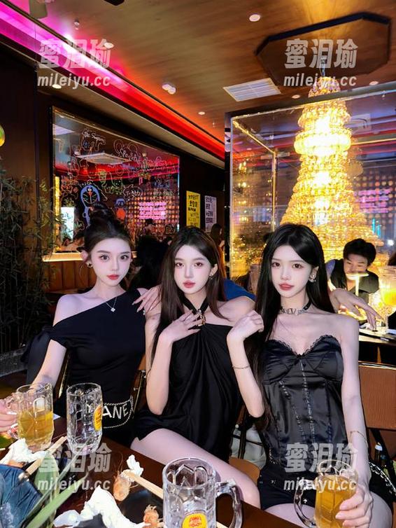 www.吃瓜 一句话快速直达,老友们在“www.吃瓜”里又聊起了谁的爱情悲剧。