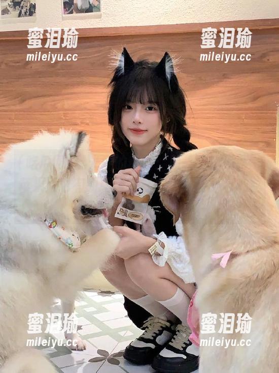 吃瓜网 晨光中的奇妙:原来“吃瓜网”苹果版也有朝阳版的魔力,我的小心脏受不了!