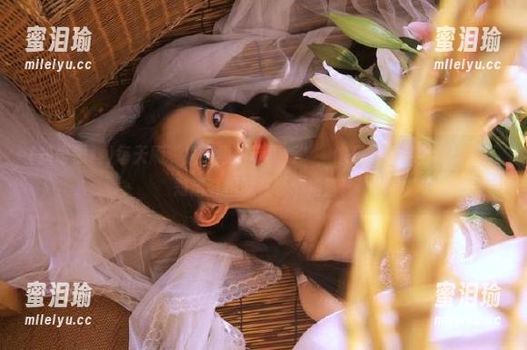 每天刷“扒哥黑料苹果版”，像是在玩寻宝游戏，不知道真相躲在哪个角落。